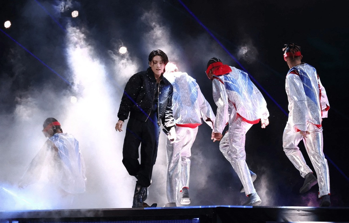 Jung Kook (BTS) biểu diễn tại Lễ khai mạc World Cup với ca khúc Dreamers. Ngôi sao 25 tuổi là nghệ sĩ Kpop duy nhất có mặt trong danh sách ảnh này. Ảnh: IMAGO.