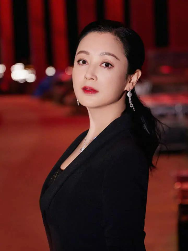 Vẻ đẹp không tuổi của Trần Hồng. Ảnh: Sina. Vẻ đẹp không tuổi của Trần Hồng. Ảnh: Sina.