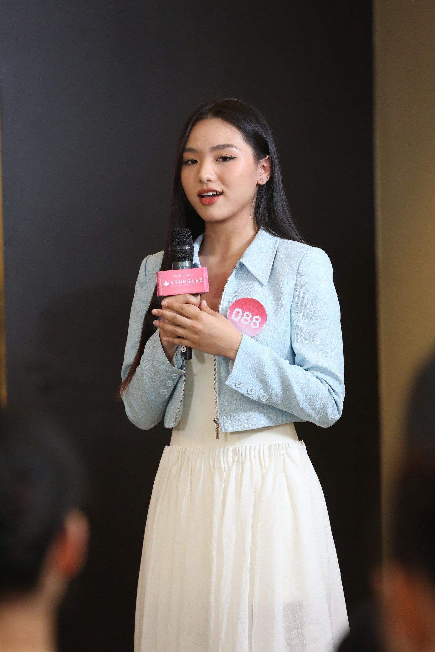 Thí sinh Hoa hậu Việt Nam tranh luận vấn đề tiêu tiền ảnh 10