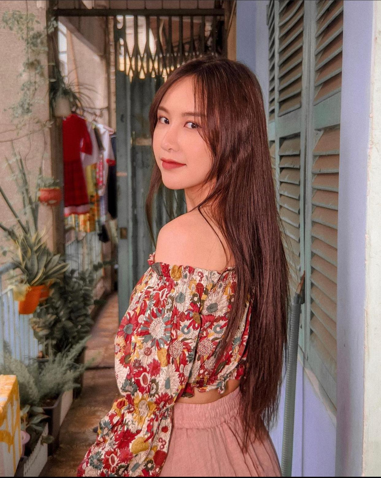 Anh Phương sinh năm 1996, sở hữu gương mặt thanh tú, vóc dáng cao ráo, là cái tên khá nổi trên mạng xã hội.