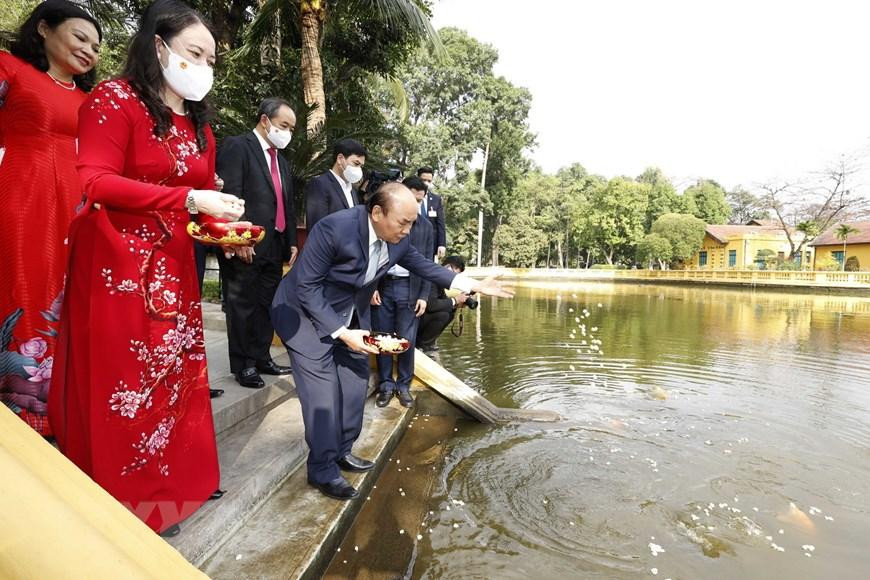 Chủ tịch nước Nguyễn Xuân Phúc cho cá ăn trong trong Khu Di tích Chủ tịch Hồ Chí Minh ở Phủ Chủ tịch. (Ảnh: Thống Nhất/TTXVN) Chủ tịch nước Nguyễn Xuân Phúc cho cá ăn trong trong Khu Di tích Chủ tịch Hồ Chí Minh ở Phủ Chủ tịch. (Ảnh: Thống Nhất/TTXVN)