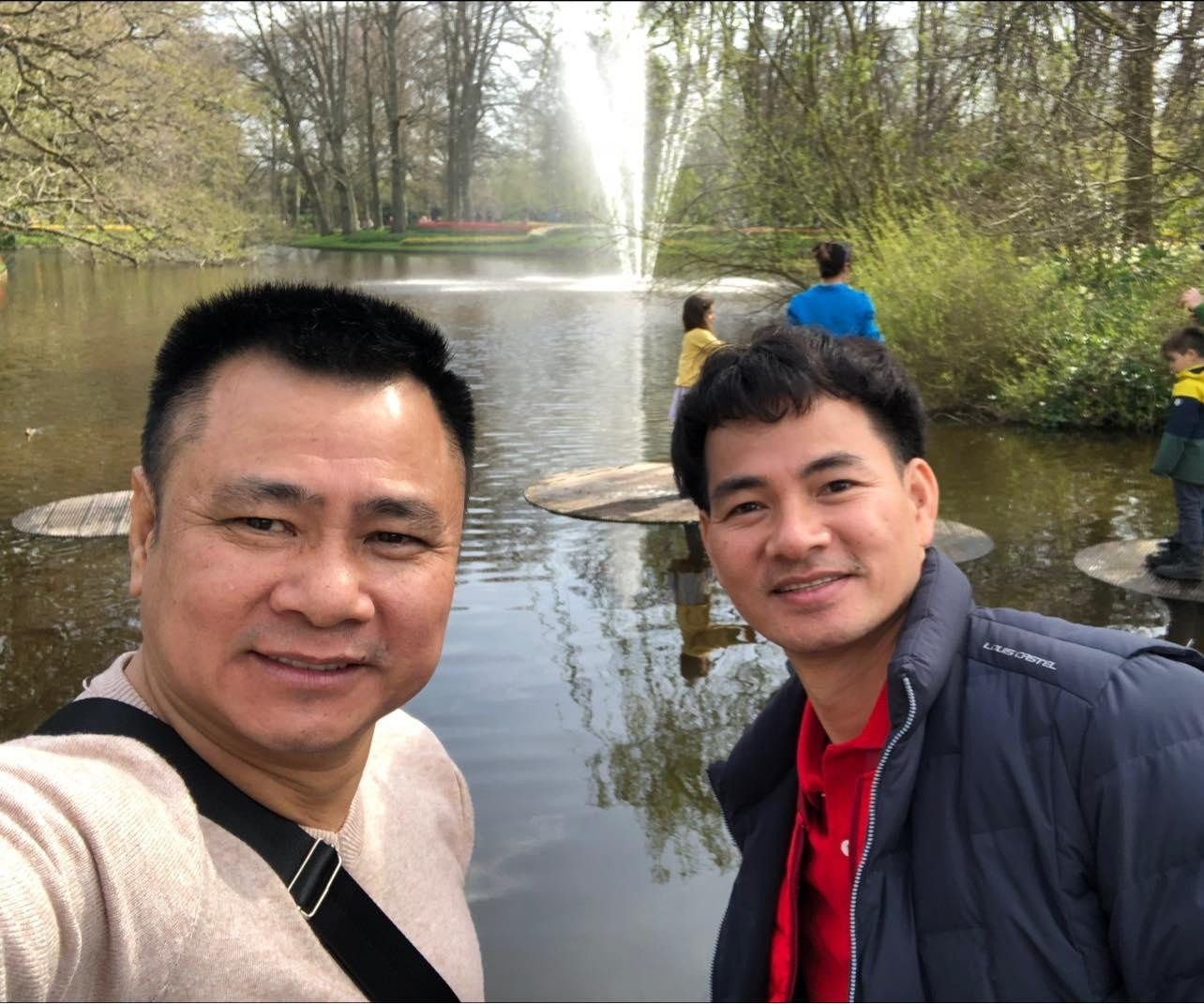 Trên trang cá nhân mới đây, NSND Tự Long khôi hài chia sẻ hình ảnh cùng ông bạn thân: “Nó và tôi gần 30 năm sự nghiệp và cuộc sống đều gắn bó với nhau. Ngoại trừ vợ, con ra thì hầu như cái gì cũng chia sẻ được hết. Các cụ nghĩ sao về mối tình này?”. Nhiều khán giả bày tỏ sự ngưỡng mộ tình bạn tri kỷ của cả hai và chúc đôi bạn thân luôn gắn kết.