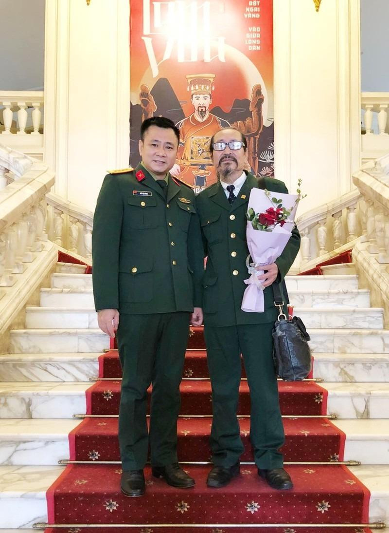 Bức ảnh NSND Tự Long chụp cùng bố đăng tải trên trang cá nhận hơn 80.000 lượt thích. Ảnh: FBNV. Bức ảnh NSND Tự Long chụp cùng bố đăng tải trên trang cá nhận hơn 80.000 lượt thích. Ảnh: FBNV.