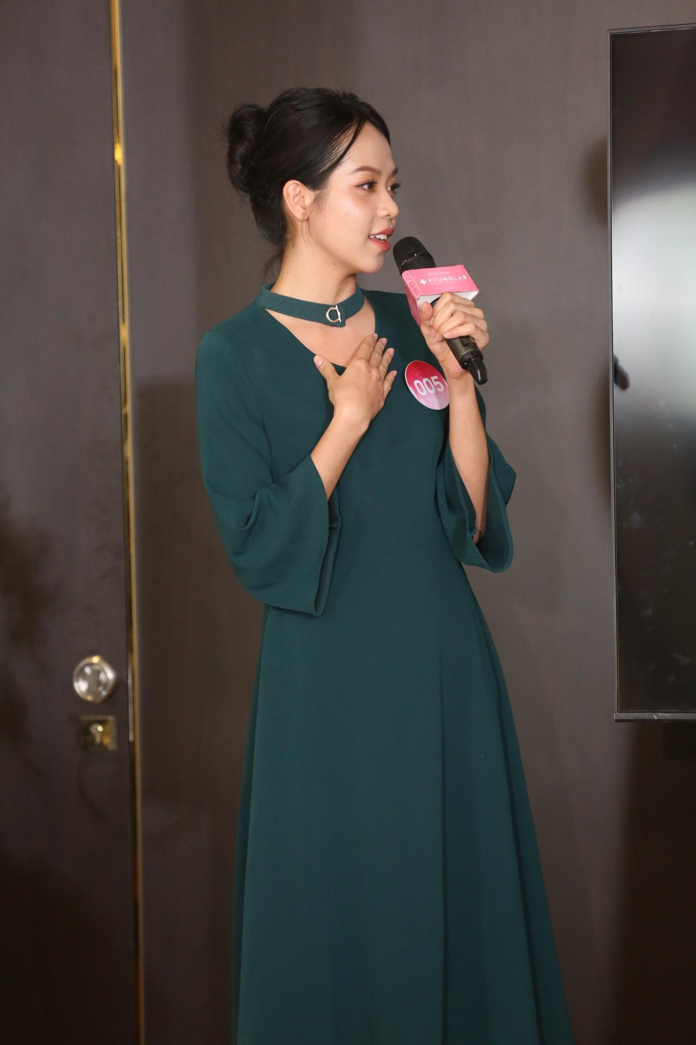 Thí sinh Hoa hậu Việt Nam tranh luận vấn đề tiêu tiền ảnh 24