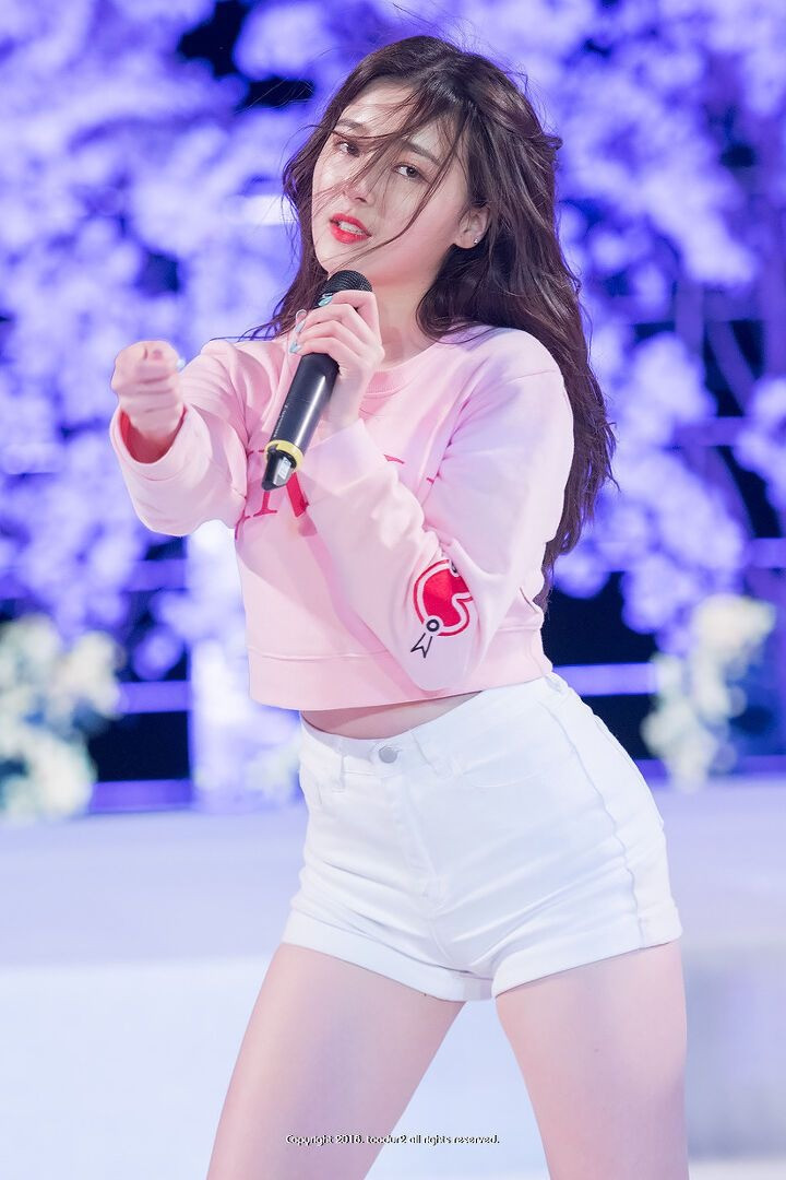 “Bỗng một ngày, tất cả bình luận trên mạng đều hướng đến cơ thể của tôi. Là ca sĩ, tôi nghĩ mình bị đánh giá về giọng hát, vũ đạo và phong cách là điều không bàn cãi. Nhưng tôi thấy mình tăng hay giảm bao nhiêu cân không quan trọng. Tôi không hiểu sao mọi người lại tập trung quá nhiều vào cơ thể của tôi khiến tôi suy nghĩ nghiêm túc về điều này”, Nancy chia sẻ. Ảnh: Twitter.