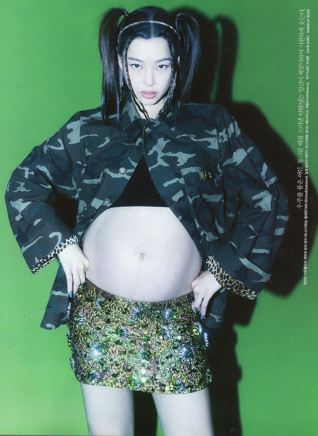 Hoa hậu sinh năm 1983 được khen ngợi ngày càng nhuận sắc, quyến rũ hơn. Người hâm mộ không khỏi xuýt xoa trước những shoot hình thần thái của Honey Lee.