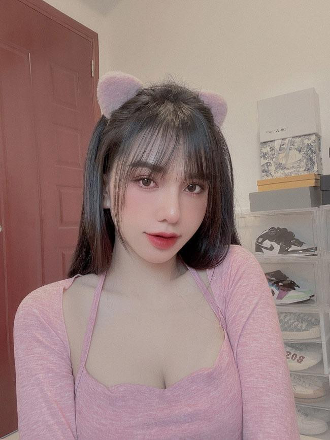 Người đẹp gốc Đồng Nai sở hữu gương mặt xinh xắn, nước da trắng và theo đuổi phong cách gợi cảm, quyến rũ.