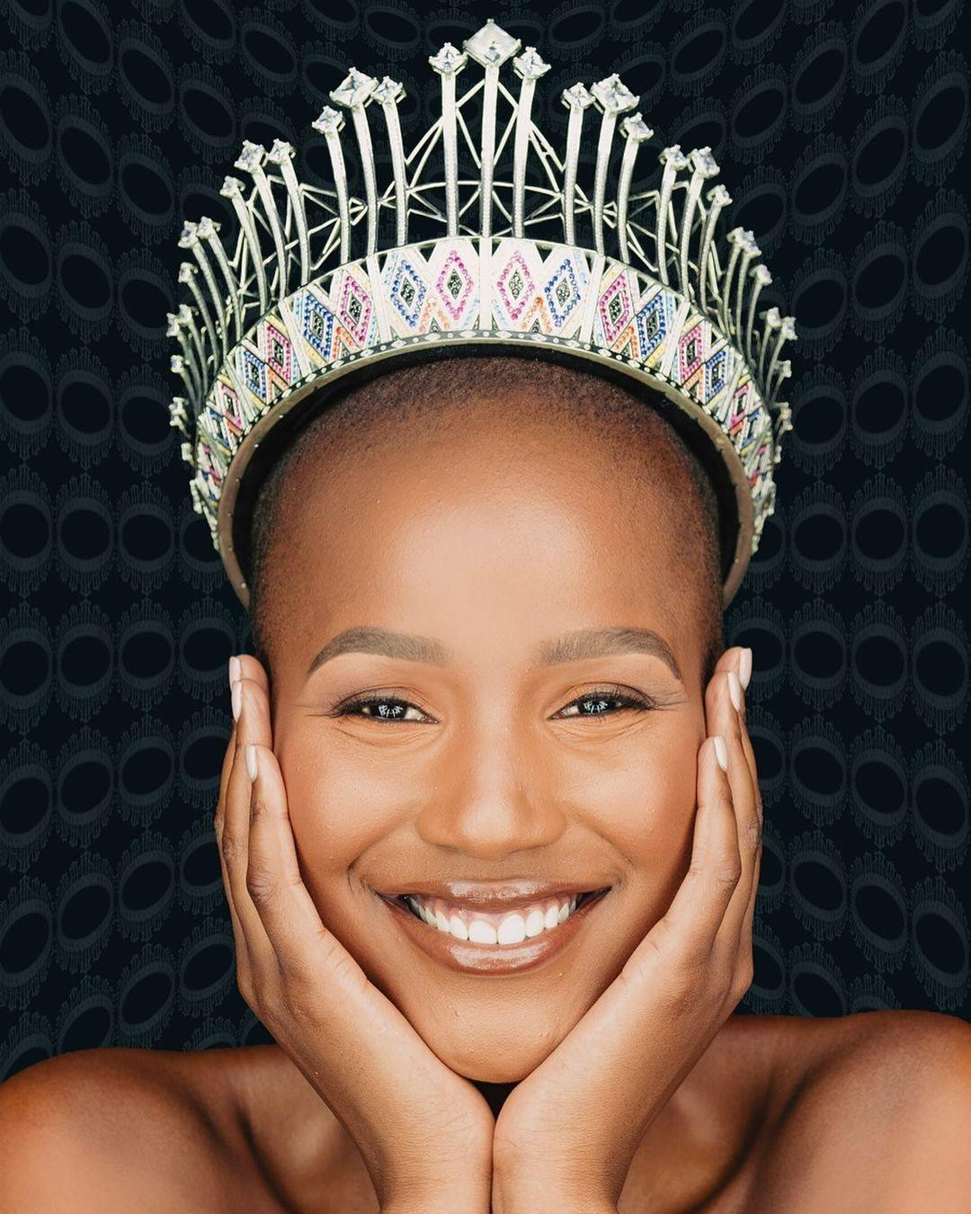 Một ứng của viên nổi bật không kém là Hoa hậu Nam Phi Shudufhadzo Musida. Cô sinh năm 1996, tốt nghiệp ngành Khoa học xã hội về triết học, chính trị và kinh tế tại Đại học Pretoria và hiện theo học ngành Quan hệ quốc tế của Đại học Witwatersrand.