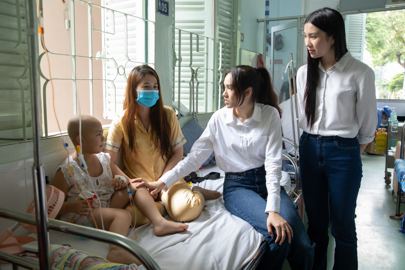 Xem thước phim của hai thí sinh thăm hỏi các &quot;chiến binh đầu trọc&quot;, Hoa hậu Tiểu Vy không kiềm được nước mắt.