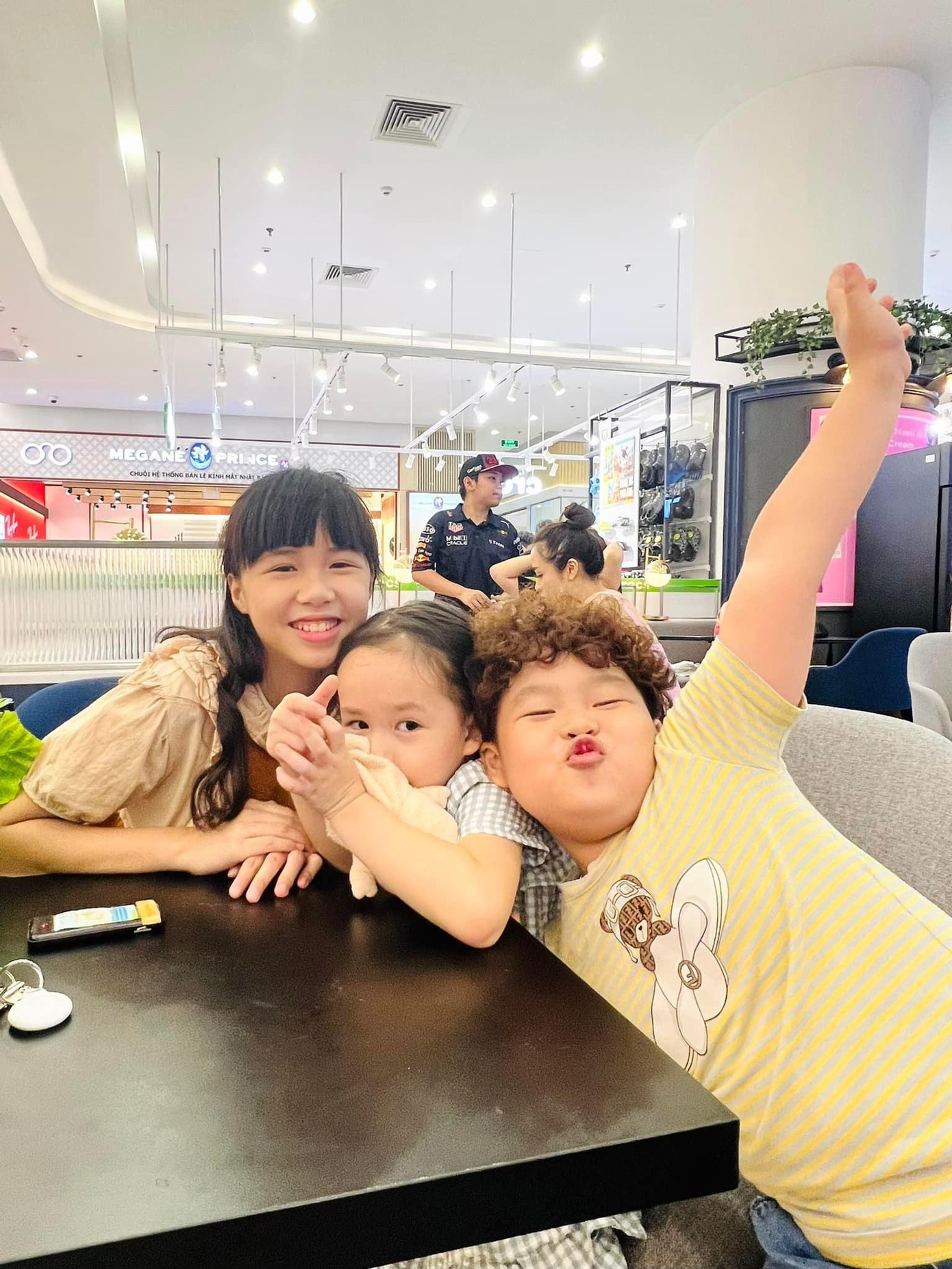 Cả ba chị em nhanh chóng làm quen với nhau Cả ba chị em nhanh chóng làm quen với nhau