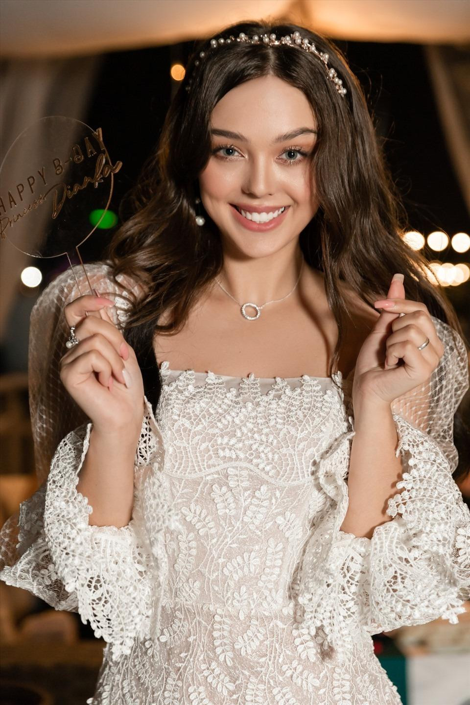 Sắc vóc hút hồn của mẫu nữ sinh năm 2000 khiến người nhìn mê mải ngắm. Sắc vóc hút hồn của mẫu nữ sinh năm 2000 khiến người nhìn mê mải ngắm.