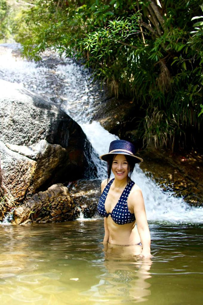 Nhờ luyện tập yoga đều đặn, nữ ca sĩ sở hữu vóc dáng vạn người mê ở tuổi 52.