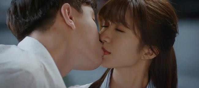 Nụ hôn màn ảnh đầu tiên của Ngọc Huyền và Quang Trọng Nụ hôn màn ảnh đầu tiên của Ngọc Huyền và Quang Trọng