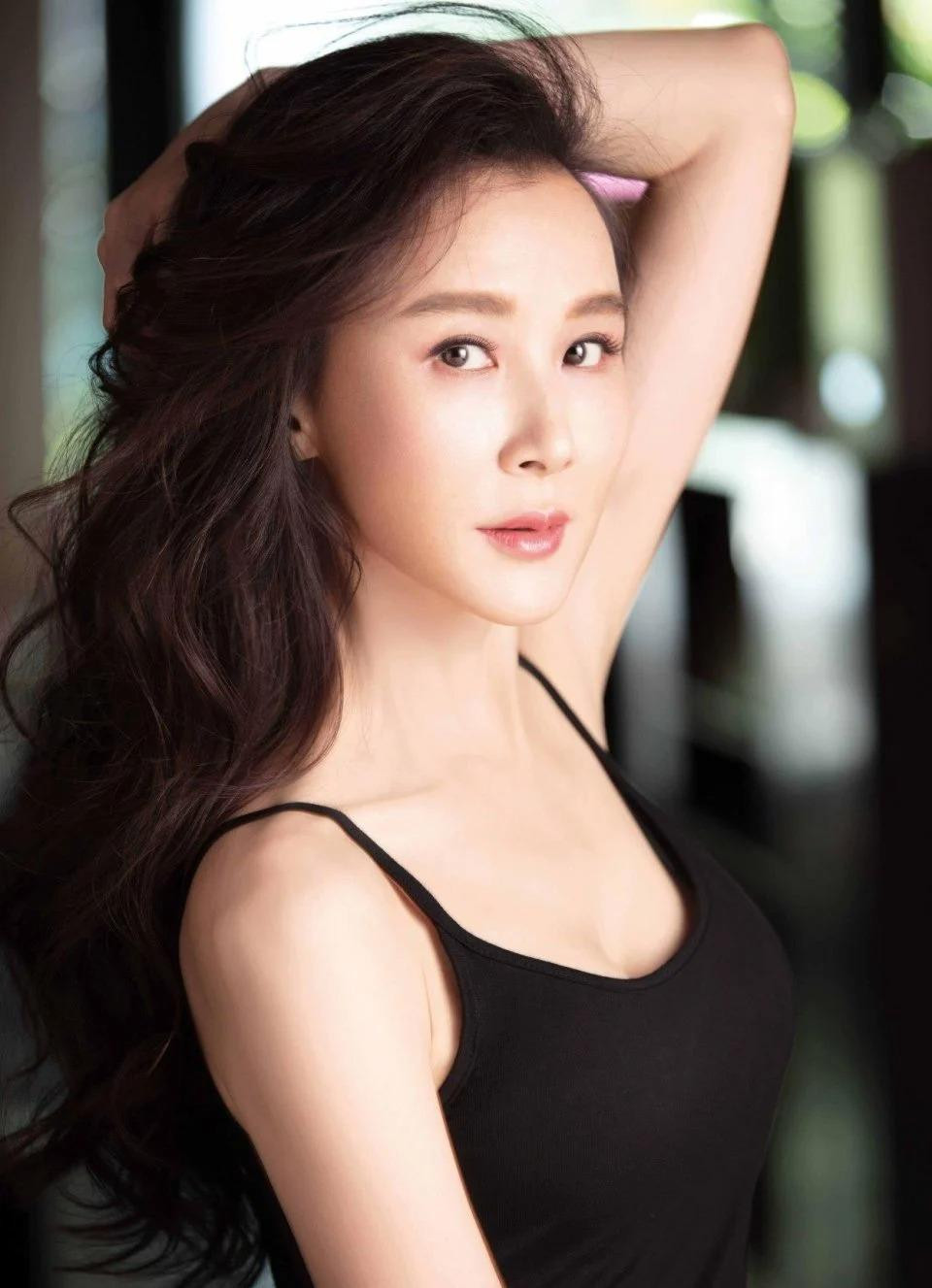 Ngoài ra, cô nổi tiếng khi đóng Tiểu lý phi đao (hợp tác cùng Tiêu Ân Tuấn), Tuyệt đại song Kiều, Sở Lưu Hương truyền kỳ, Nhà có vợ tiên…