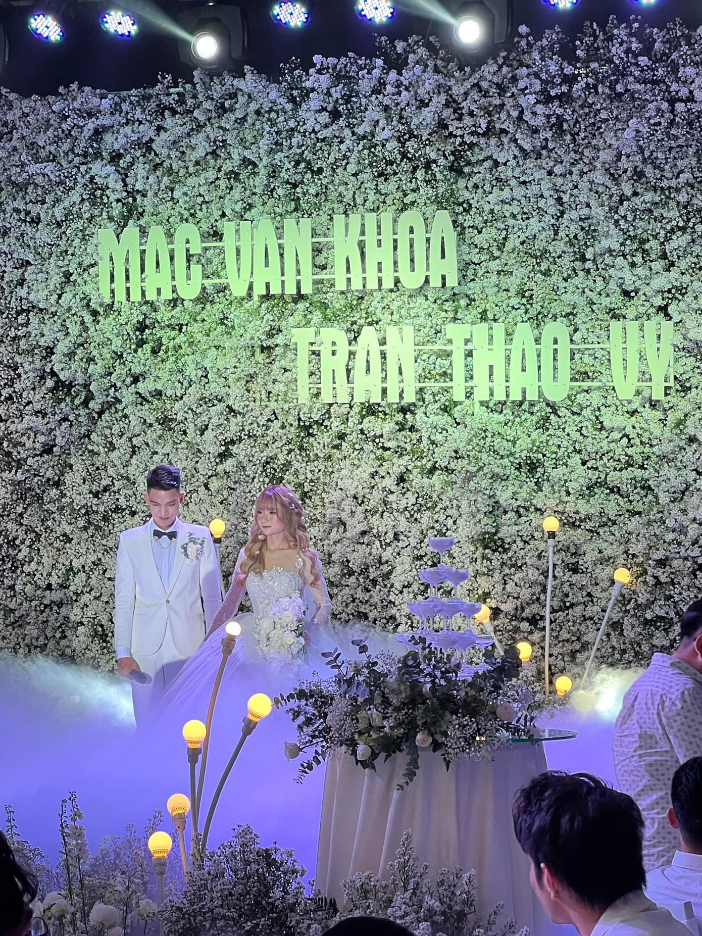 Sau đám cưới được tổ chức tại quê nhà Hải Dương vào 18/5 vừa qua, Mạc Văn Khoa và Thảo Vy tiếp tục mở tiệc thết đãi bạn bè, đồng nghiệp tại một khách sạn hạng sang ở TP HCM vào tối ngày 5/6.