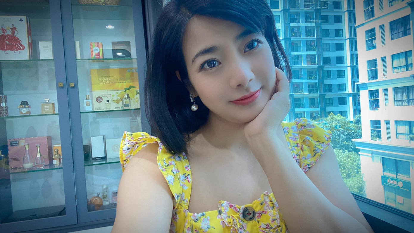 Trên trang cá nhân, Đàm Hằng chia sẻ nhiều hình ảnh đời thường trẻ trung, xinh đẹp nhận được nhiều lời khen ngợi của cư dân mạng.