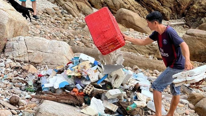 Rác được chị Quỳnh cùng bạn bè chất thành từng đống sau thu gom. (Ảnh: Ngô Như Quỳnh)