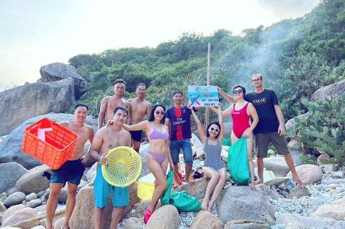 Chị Quỳnh (áo kẻ sọc) nói bản thân chỉ muốn truyền đi thông điệp đẹp về bảo vệ môi trường. (Ảnh: Ngô Như Quỳnh)