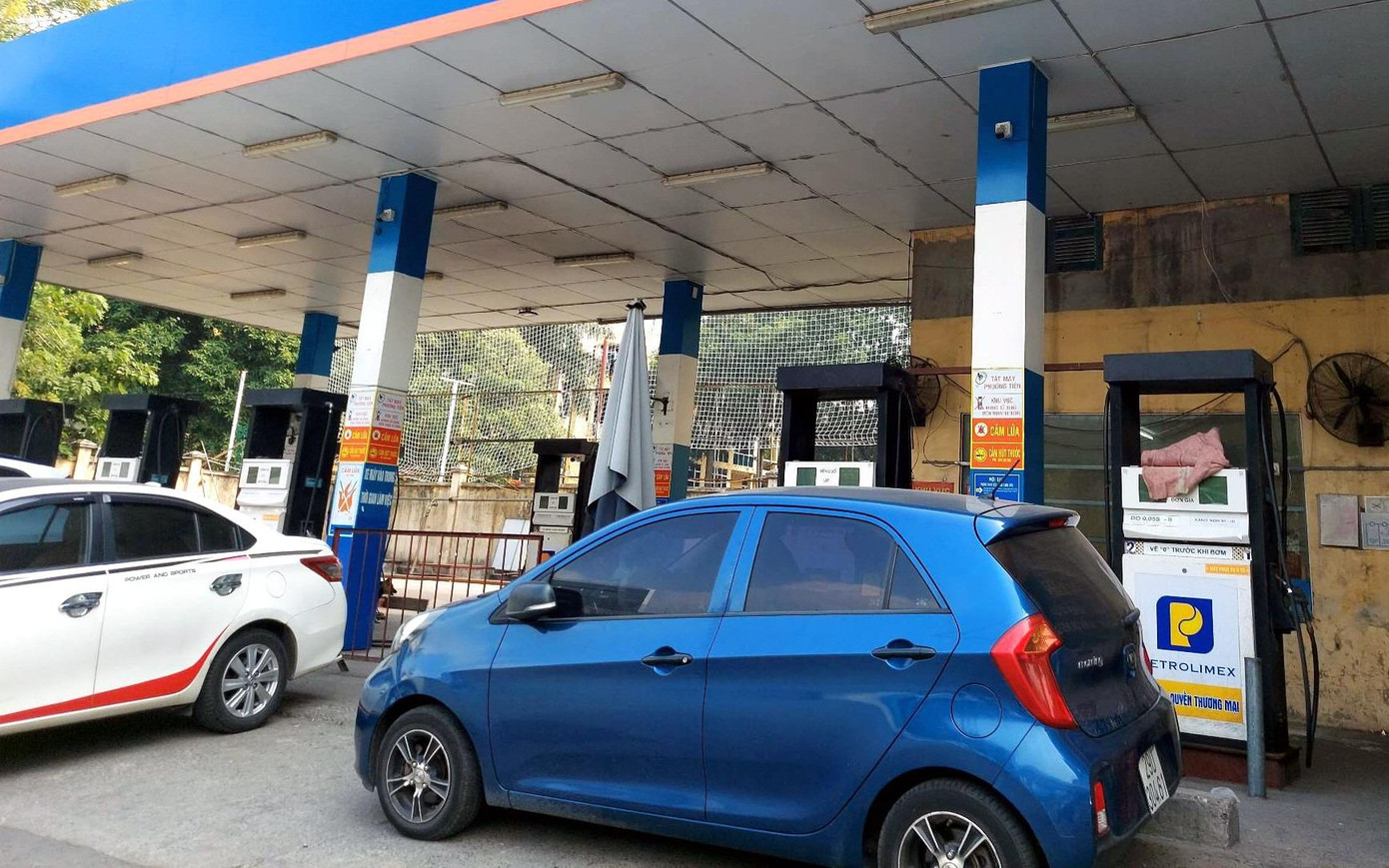 Một cây xăng nhượng quyền thương mại tạm đóng cửa. (Ảnh chụp ngày 8/11: Lương Bằng) Một cây xăng nhượng quyền thương mại tạm đóng cửa. (Ảnh chụp ngày 8/11: Lương Bằng)