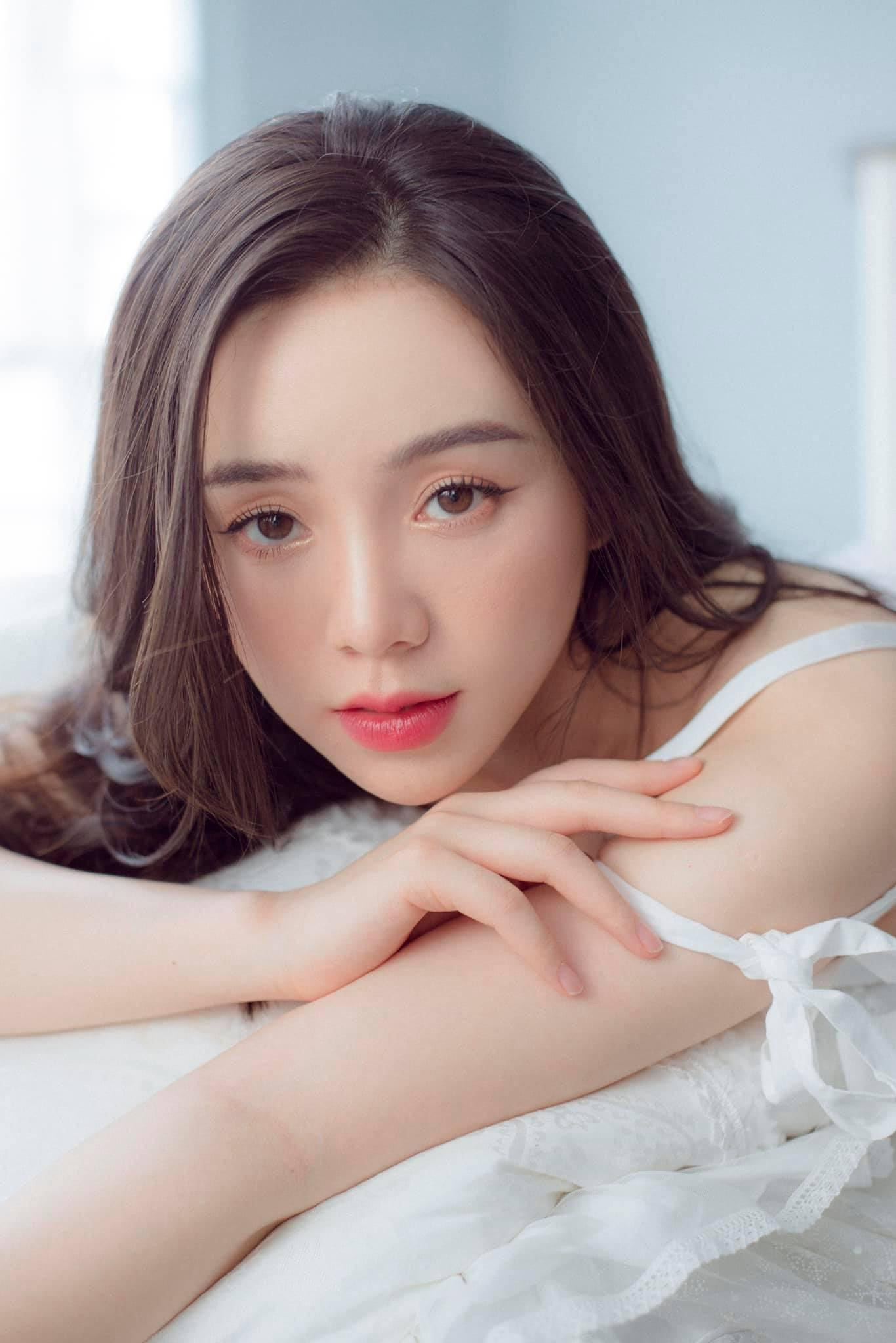 Nữ diễn viên có một năm 2021 hoạt động sôi nổi với nhiều vai diễn dài hơi, nổi bật là hai bộ phim giờ vàng VTV Hãy nói lời yêu và Hướng dương ngược nắng.