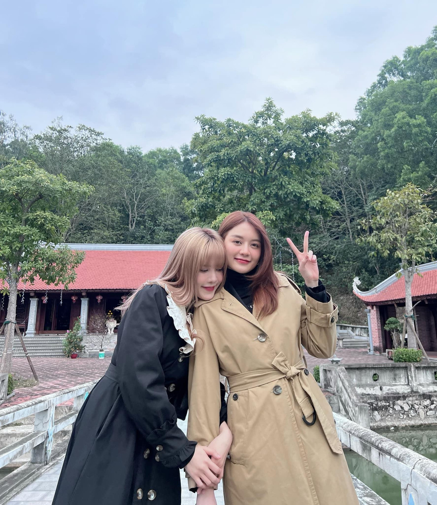 Chị em Thiều Bảo Trang (phải) - Thiều Bảo Trâm về quê ăn Tết.