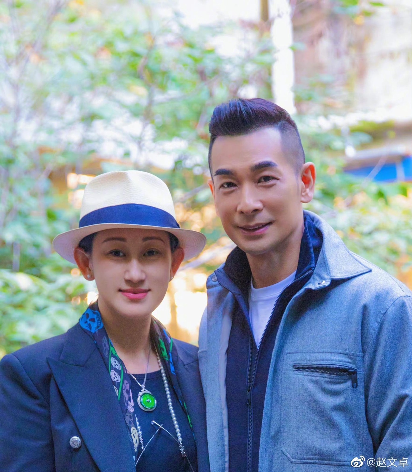 Vợ chồng Triệu Văn Trác - Trương Đan Lộ kỷ niệm 20 năm yêu nhau. Ảnh: Weibo.