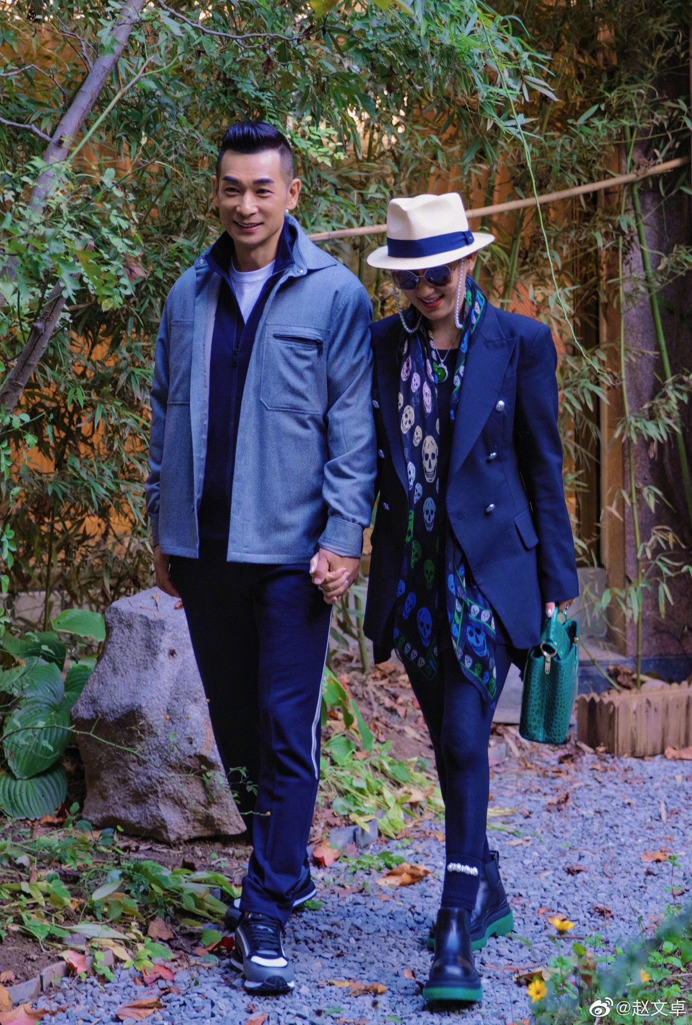 Vợ chồng Triệu Văn Trác - Trương Đan Lộ kỷ niệm 20 năm yêu nhau. Ảnh: Weibo.