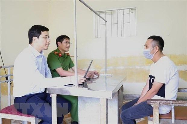Thượng tá Nguyễn Hồng Phong, Giám đốc Công an tỉnh Hà Tĩnh trực tiếp làm việc với đối tượng cầm đầu đường dây. (Ảnh: TTXVN phát) Thượng tá Nguyễn Hồng Phong, Giám đốc Công an tỉnh Hà Tĩnh trực tiếp làm việc với đối tượng cầm đầu đường dây. (Ảnh: TTXVN phát)