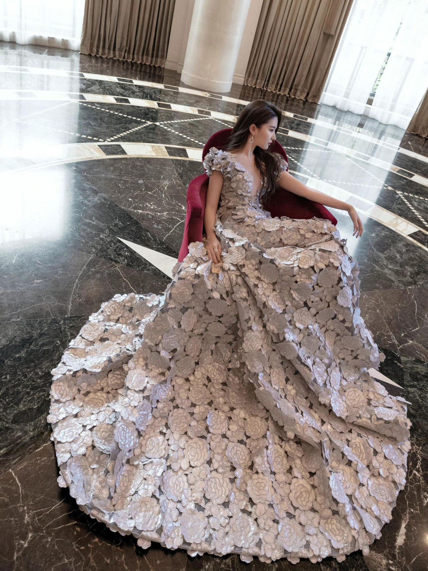 Thiết kế tinh xảo giúp “thần tiên tỷ tỷ” khoe được dáng người thanh mảnh, phong thái thanh lịch. Thiết kế tinh xảo giúp “thần tiên tỷ tỷ” khoe được dáng người thanh mảnh, phong thái thanh lịch.