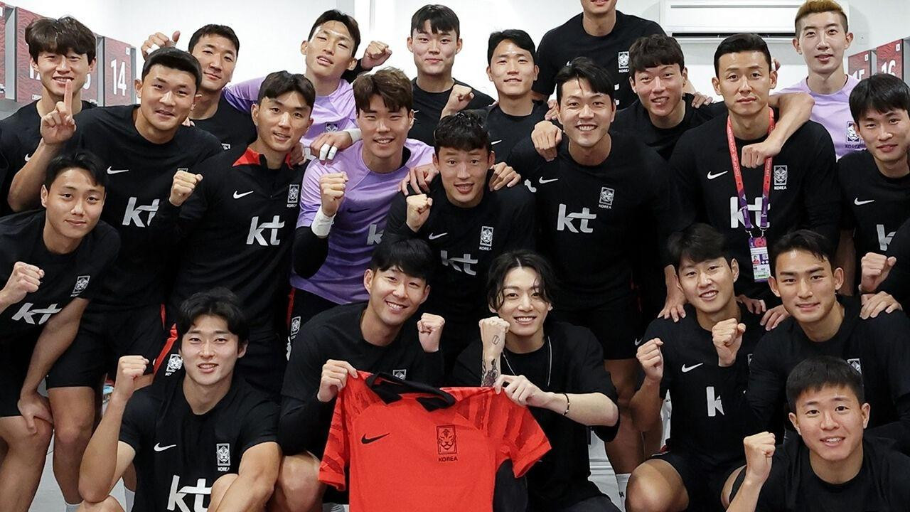 Jung Kook cười rạng rỡ tạo dáng bên cạnh đội trưởng tuyển quốc gia Son Heung Min. Ảnh: Yonhap News. Jung Kook cười rạng rỡ tạo dáng bên cạnh đội trưởng tuyển quốc gia Son Heung Min. Ảnh: Yonhap News.