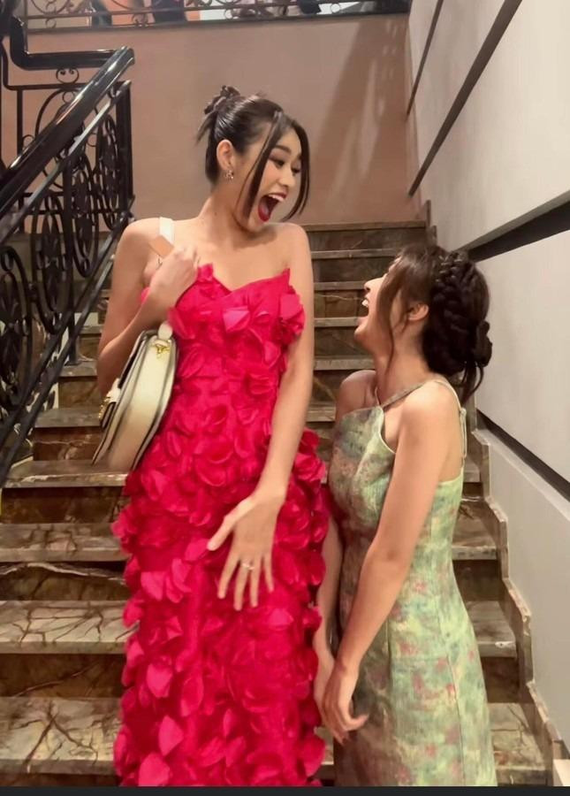 Những lần đọ chiều cao của Hòa Minzy và các Hoa hậu khiến cư dân mạng cười nghiêng ngả. Những lần đọ chiều cao của Hòa Minzy và các Hoa hậu khiến cư dân mạng cười nghiêng ngả.