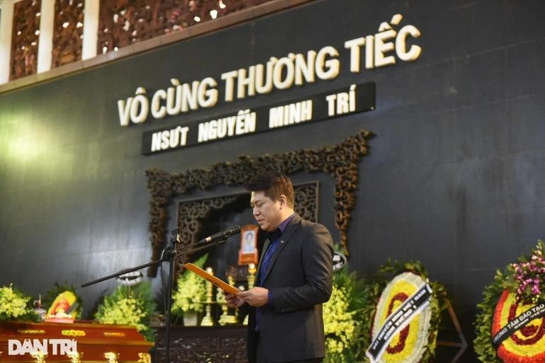 MC Thái Tuấn đại diện Ban Tang lễ xúc động đọc điếu văn, trong đó có đoạn: "Năm 2010, NSƯT Minh Trí bị tai biến nhưng đã vượt qua và thích ứng với những di chứng của căn bệnh này, vui vẻ chấp nhận và sống bình dị bên vợ và các con cháu... Giờ phút này, trước linh cữu ông, mỗi người chúng ta không thể không nhớ tới những kỷ niệm sâu sắc trong những năm tháng sống và làm việc với ông, nhớ một con người có nhiều cống hiến và trưởng thành cùng những chặng đường của đất nước, của ngành truyền hình Việt Nam" (Ảnh: Toàn Vũ).