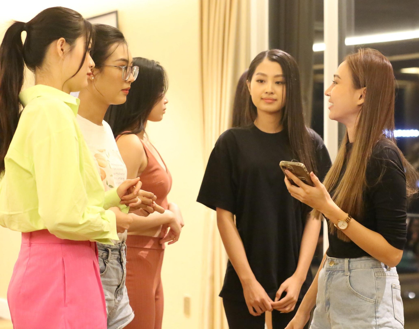 Hoàn thành đêm thi Người đẹp biển tối 17/12, các thí sinh Hoa hậu Việt Nam không nghỉ ngơi mà tiếp tục với guồng luyện tập để chuẩn bị sẵn sàng cho đêm chung kết diễn ra vào tối 23/12 tại Nhà thi đấu Phú Thọ, TP.HCM. Hoàn thành đêm thi Người đẹp biển tối 17/12, các thí sinh Hoa hậu Việt Nam không nghỉ ngơi mà tiếp tục với guồng luyện tập để chuẩn bị sẵn sàng cho đêm chung kết diễn ra vào tối 23/12 tại Nhà thi đấu Phú Thọ, TP.HCM.