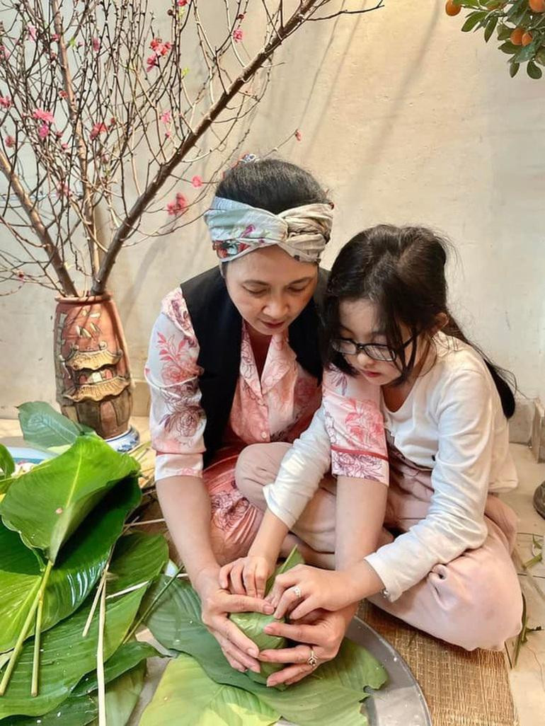 NSND Lan Hương dạy cháu gái gói bánh chưng.
