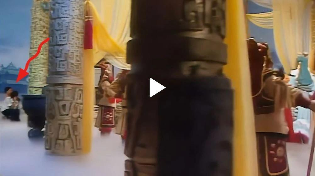 Rất nhiều cảnh quay nhân viên đoàn phim lọt vào ống kính, nhưng phải tinh ý mới có thể phát hiện ra.