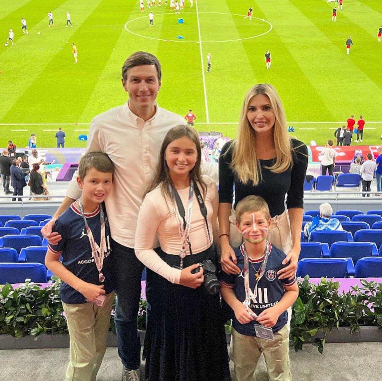 Ái nữ nhà Donald Trump cùng chồng Jared Kushner và ba con check-in tại sân 974 có sức chứa 44.089 chỗ ngồi. Trước đó, ngày 25/11, gia đình Ivanka đã đến theo dõi trận đấu giữa Brazil và Serbia cùng Thủ tướng Qatar Khalid bin Khalifa bin Abdulaziz Al Thani tại sân Lusail.