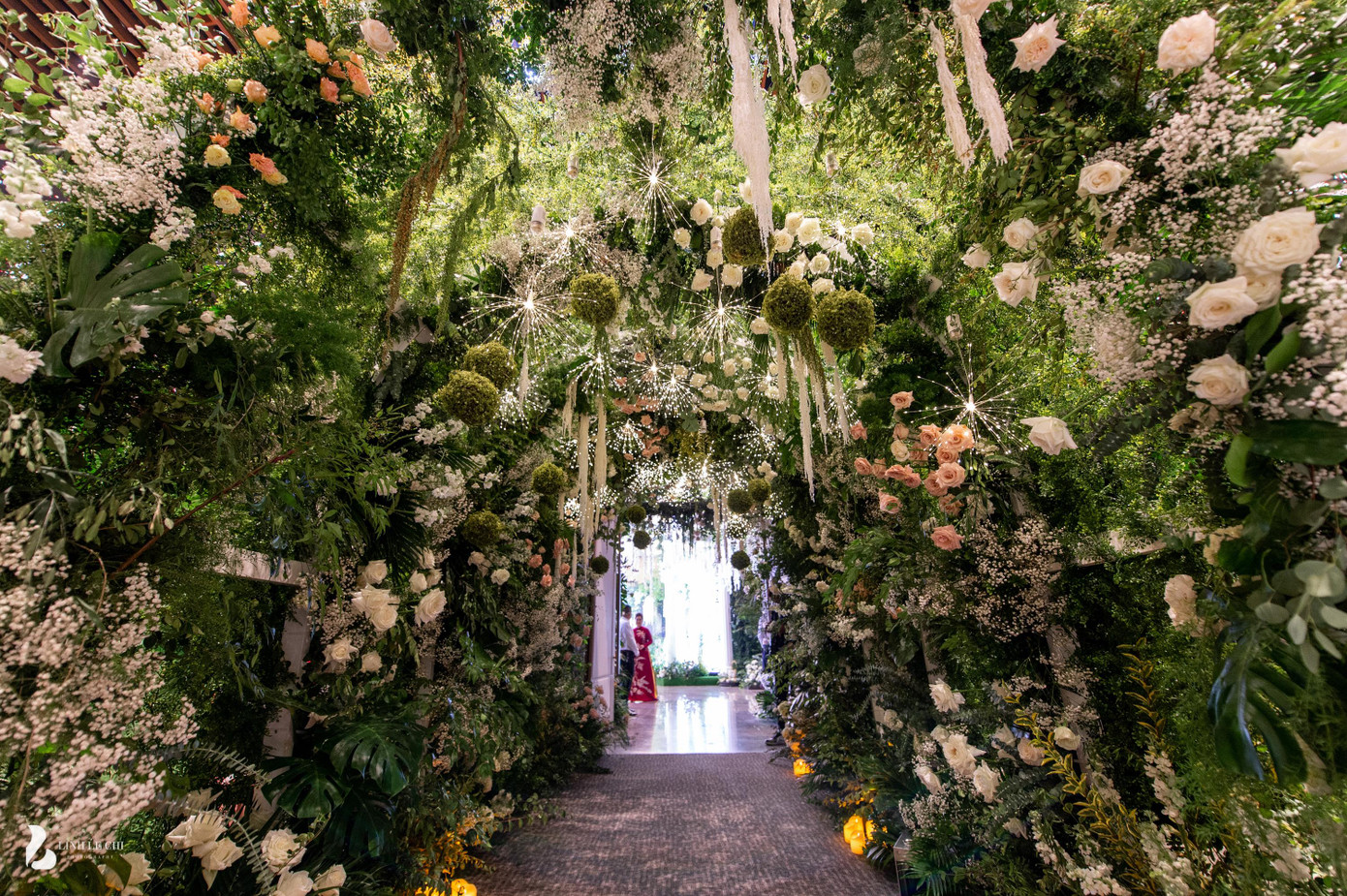 Không gian cưới của doanh nhân sinh năm 1995 mang màu sắc cổ tích, ngập tràn hoa tươi.