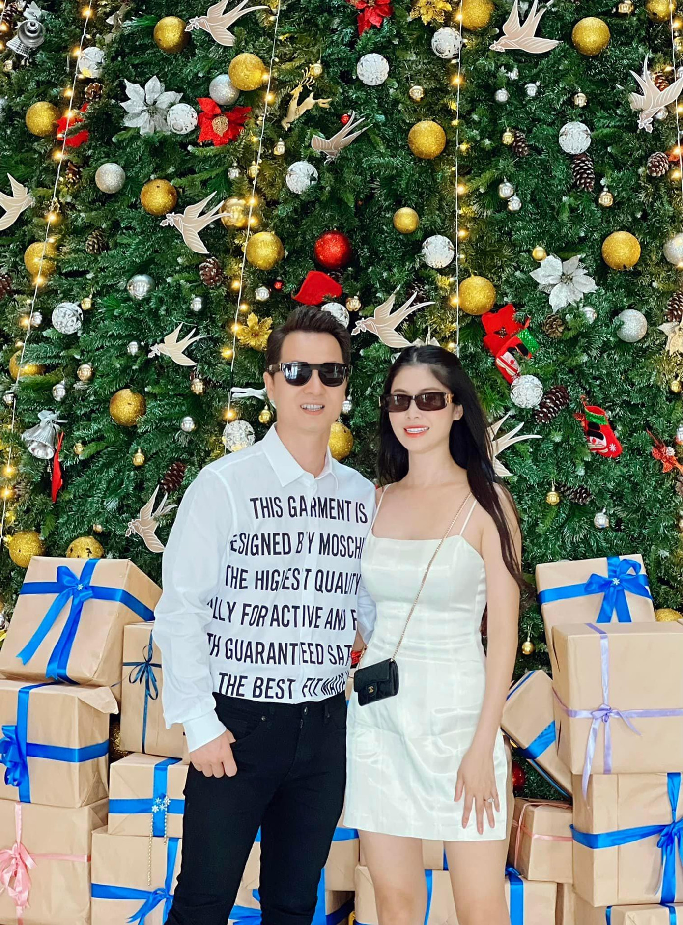 Gia đình ca sĩ Đăng Khôi đang có chuyến du lịch tại Phú Quốc. Nam ca sĩ viết: “Tạm biệt năm 2021, tạm biệt một năm nhiều khó khăn của thế giới và chúng ta có quyền mơ đến một năm mới 2022 tươi đẹp hơn. Ta càng thấy: Gia đình luôn là quan trọng nhất và thời gian bên bố mẹ, vợ con, người thân là vô giá. Dù ở đâu hay làm gì, tiền nhiều hay tiền ít, sự nghiệp công việc lên hay xuống… Chẳng quan trọng. Chỉ cần còn bên nhau là hạnh phúc”. Gia đình ca sĩ Đăng Khôi đang có chuyến du lịch tại Phú Quốc. Nam ca sĩ viết: “Tạm biệt năm 2021, tạm biệt một năm nhiều khó khăn của thế giới và chúng ta có quyền mơ đến một năm mới 2022 tươi đẹp hơn. Ta càng thấy: Gia đình luôn là quan trọng nhất và thời gian bên bố mẹ, vợ con, người thân là vô giá. Dù ở đâu hay làm gì, tiền nhiều hay tiền ít, sự nghiệp công việc lên hay xuống… Chẳng quan trọng. Chỉ cần còn bên nhau là hạnh phúc”.