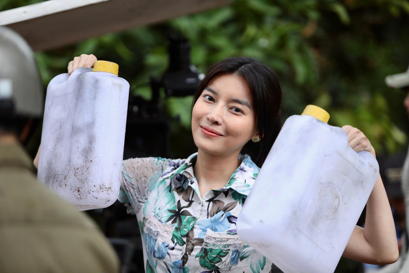 Chia sẻ với Tiền Phong, diễn viên nói đây là vai diễn ít tốn kém nhất của cô từ trước đến nay. “Ê-kíp sản xuất chuẩn bị phục trang đầy đủ nhưng tôi vẫn tự đi chợ, tìm đồ second-hand và mua được 7 chiếc áo với giá 10.000 đồng. Đến đoàn phim, tôi hào hứng khoe với mọi người vì tổng thiệt hại chỉ hơn 100.000 đồng”, cô nói.