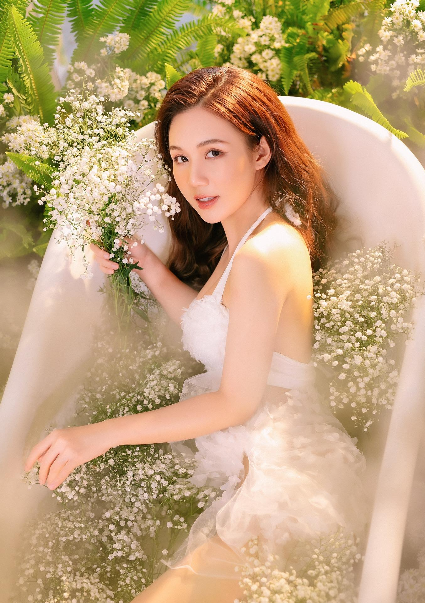 Cô y tá xinh đẹp của Phố trong làng khiến nhiều khán giả ngây ngất với những hình ảnh gợi cảm trong shoot hình mới.