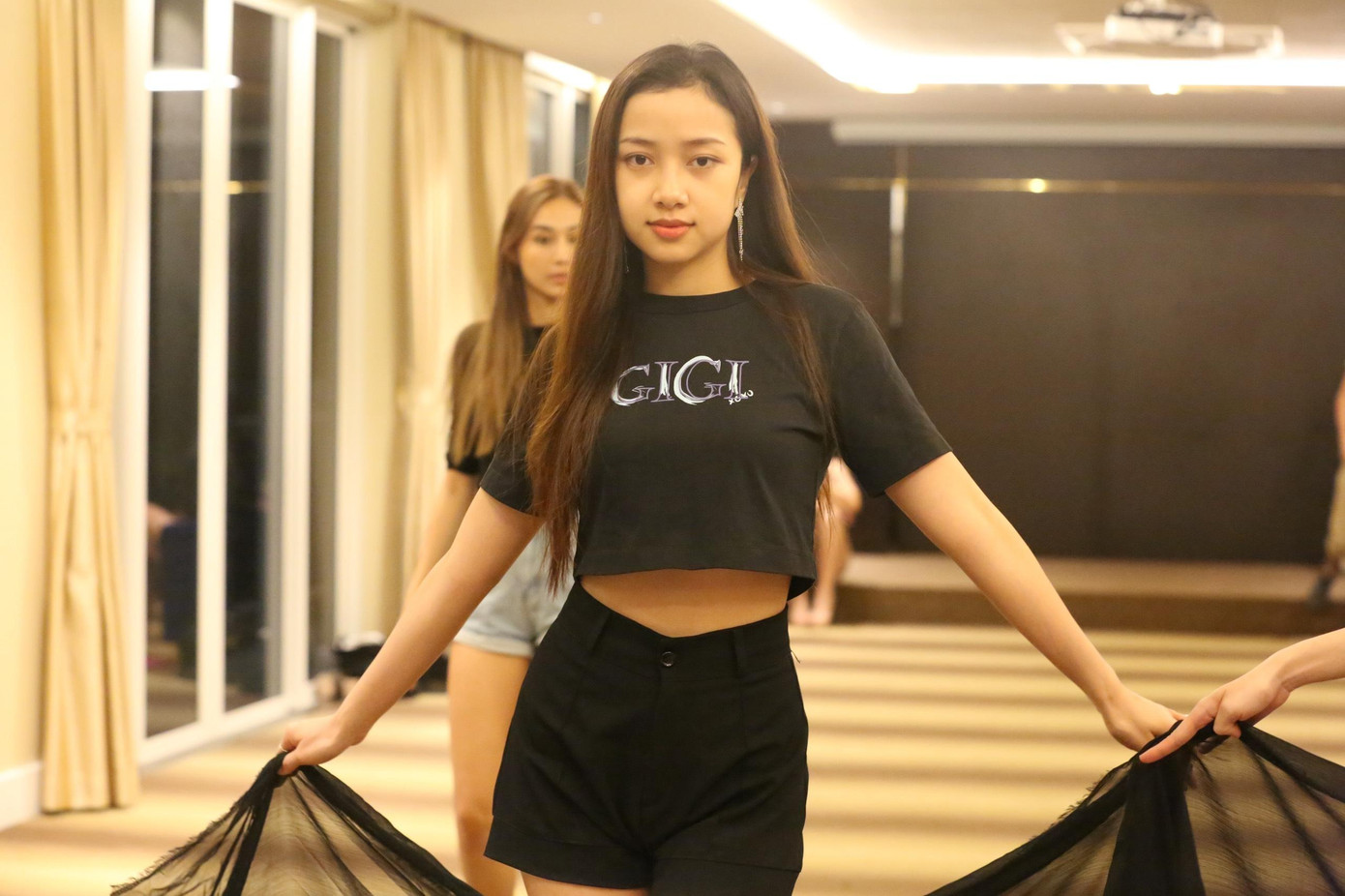 Buổi tập catwalk này, các thí sinh được hướng dẫn cách đi mềm mại, uyển chuyển khi trình diễn áo dài và bước đi tự tin, cảm âm thanh trên nền nhạc sôi động. Buổi tập catwalk này, các thí sinh được hướng dẫn cách đi mềm mại, uyển chuyển khi trình diễn áo dài và bước đi tự tin, cảm âm thanh trên nền nhạc sôi động.