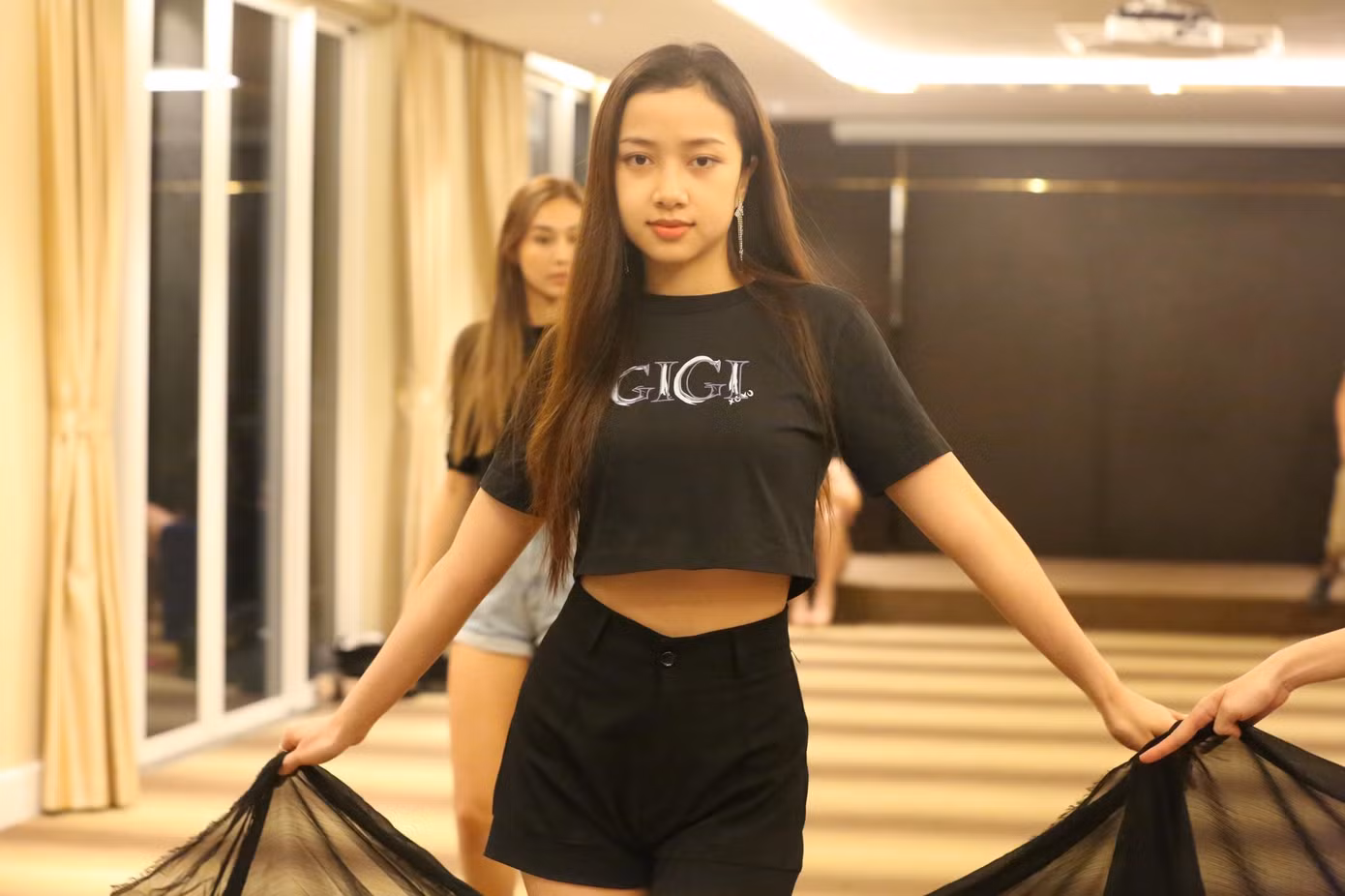 Buổi tập catwalk này, các thí sinh được hướng dẫn cách đi mềm mại, uyển chuyển khi trình diễn áo dài và bước đi tự tin, cảm âm thanh trên nền nhạc sôi động.