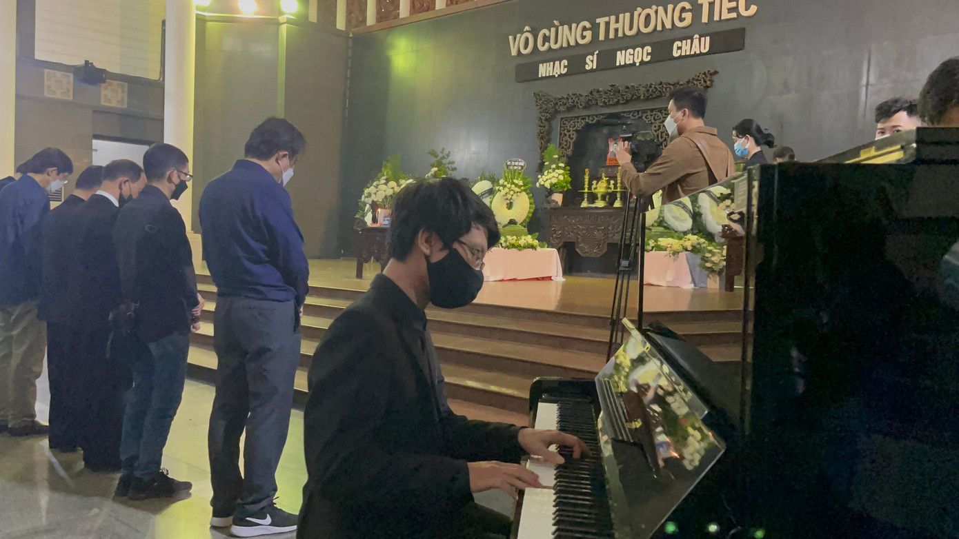 Những bản nhạc đình đám do Ngọc Châu sáng tác vang lên trong tang lễ.