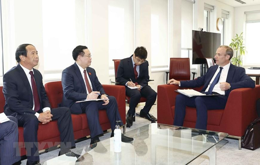 Chủ tịch Quốc hội Vương Đình Huệ làm việc với Phó Thủ tướng, Bộ trưởng Tư pháp Anh Dominic Raab. (Ảnh: Doãn Tấn/TTXVN)