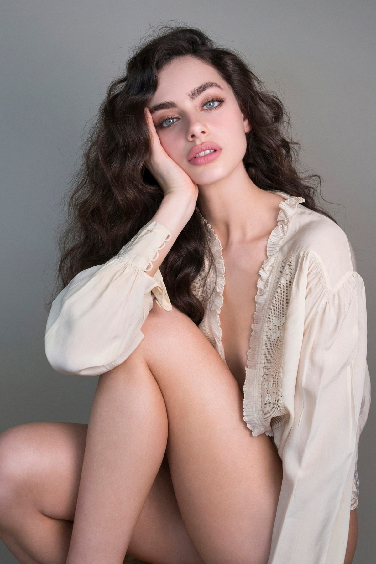 Sinh năm 2001, Yael Shelbia hút hồn bởi đôi mắt xanh, tóc nâu bồng bềnh, bờ môi dày. Cô được ví như "chị em song sinh" với siêu mẫu đình đám Irina Shayk và có hình thể lý tưởng với chiều cao 1,75 m, số đo 3 vòng là 84–58–92 cm. Tên tuổi của cô lên như diều gặp gió sau khi được TC Candler vinh danh là gương mặt đẹp nhất thế giới năm 2020. Năm nay, Yael Shelbia xếp hạng 7 về nhan sắc. Sinh năm 2001, Yael Shelbia hút hồn bởi đôi mắt xanh, tóc nâu bồng bềnh, bờ môi dày. Cô được ví như "chị em song sinh" với siêu mẫu đình đám Irina Shayk và có hình thể lý tưởng với chiều cao 1,75 m, số đo 3 vòng là 84–58–92 cm. Tên tuổi của cô lên như diều gặp gió sau khi được TC Candler vinh danh là gương mặt đẹp nhất thế giới năm 2020. Năm nay, Yael Shelbia xếp hạng 7 về nhan sắc.