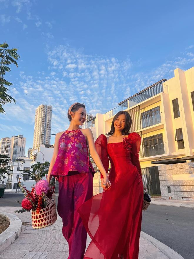 Minh Hằng - Khả Ngân tung tăng dạo phố với trang phục ngập tràn sắc xuân.