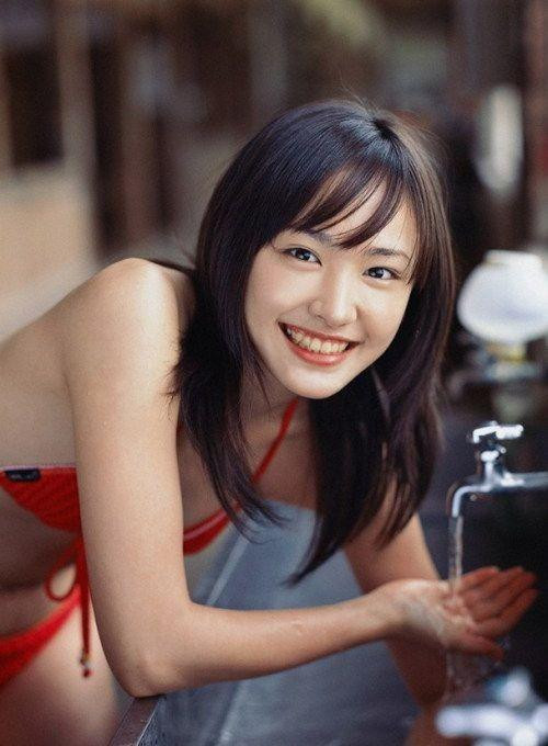 Aragaki Yui sinh năm 1988, là nữ diễn viên hàng đầu của showbiz Nhật Bản. Cô nổi bật trong nhiều vai trò, từ diễn viên, người mẫu tới ca sĩ.