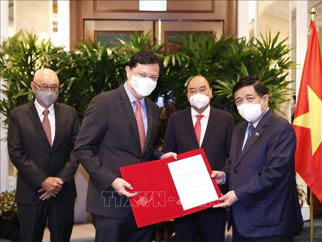 Chủ tịch nước Nguyễn Xuân Phúc chứng kiến việc trao Giấy phép đầu tư vào Việt Nam cho các doanh nghiệp Singapore. Ảnh: Thống Nhất/TTXVN.