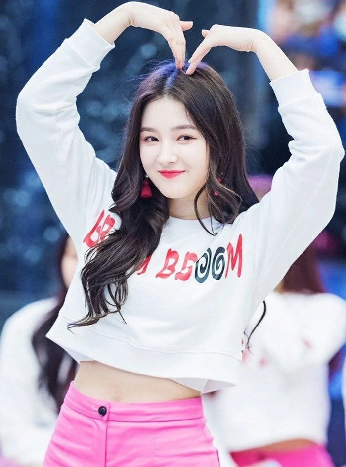 “Bông hồng lai” đến từ nhóm nhạc Momoland Hàn Quốc vươn lên vị trí thứ 2. Nancy vốn nổi tiếng nhờ dung nhan ngọt ngào, gương mặt tựa búp bê, không tỳ vết và trở thành cơn sốt toàn châu Á. Một thời gian, mỹ nhân sinh năm 2000 vướng tranh cãi vì tăng cân không kiểm soát. “Bông hồng lai” đến từ nhóm nhạc Momoland Hàn Quốc vươn lên vị trí thứ 2. Nancy vốn nổi tiếng nhờ dung nhan ngọt ngào, gương mặt tựa búp bê, không tỳ vết và trở thành cơn sốt toàn châu Á. Một thời gian, mỹ nhân sinh năm 2000 vướng tranh cãi vì tăng cân không kiểm soát.