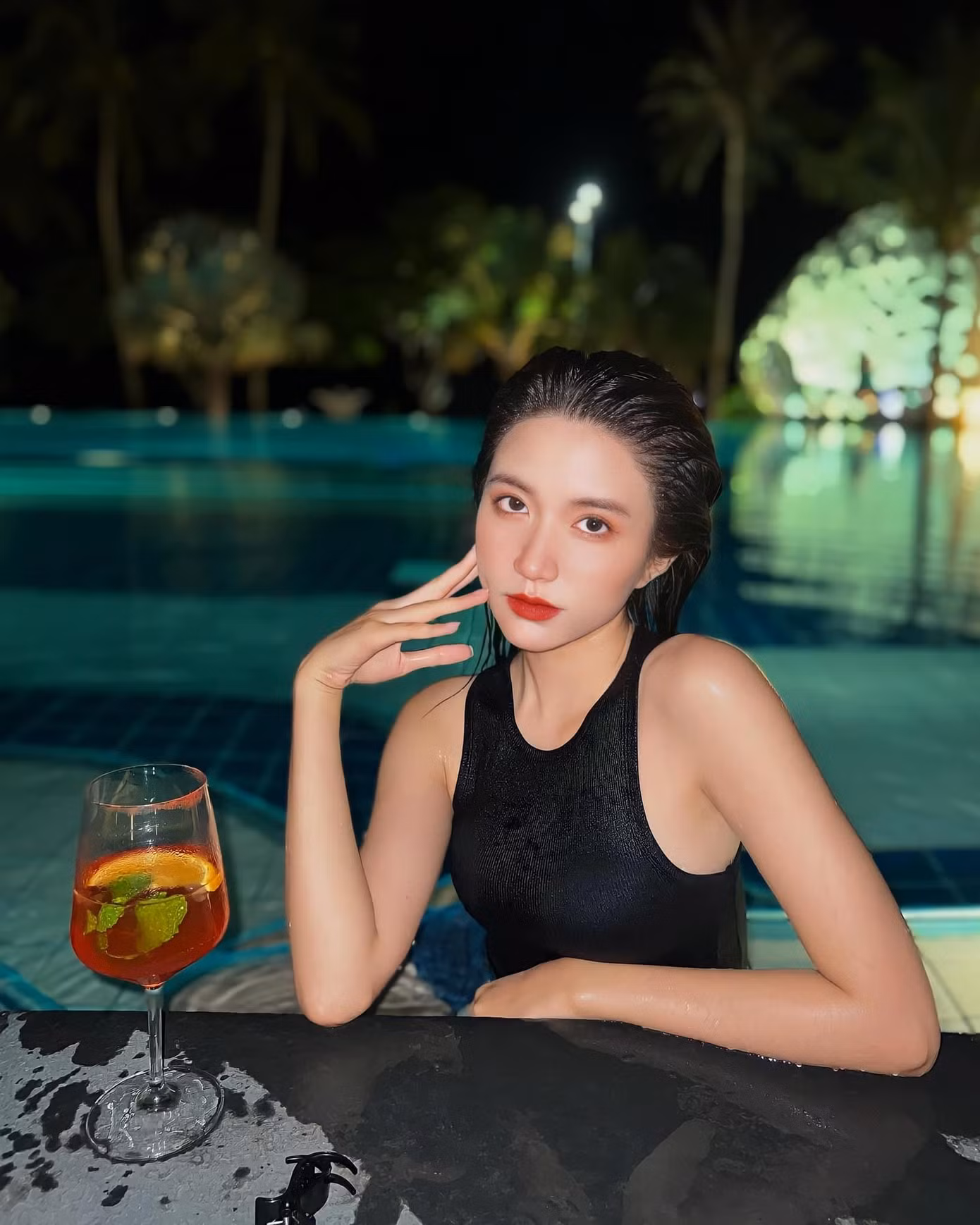 Nữ diễn viên nhiều lần thể hiện sự gợi cảm, trưởng thành nhưng vẫn đúng lứa tuổi trong những bộ đồ “mát mẻ”.